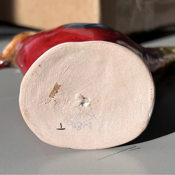 Handpainted bird figurine stamped on bottom. Beautiful 1980’s vintage condition - Picture 5 of 6